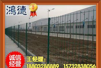 宣威市雙邊絲防護(hù)網(wǎng)、350絲浸塑不生銹3*1.8隔離柵大量現(xiàn)
