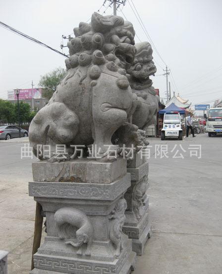 萬業(yè)雕塑現(xiàn)有一對(duì)青石老獅子請(qǐng)個(gè)位看看值多少錢