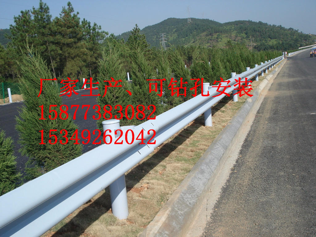 世騰廠家生產(chǎn)定制波形防撞護(hù)欄，甘肅蘭州鄉(xiāng)村道路防護(hù)欄 可安裝護(hù)欄立柱及掛板 波形護(hù)欄